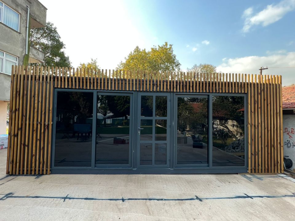 42m2 Özel Tasarım Ahşap Pergole Giydirmeli Konteyner 2+1